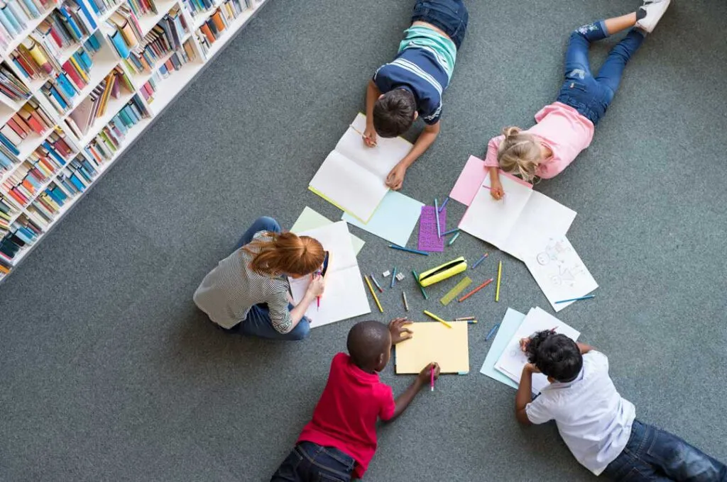 children drawing at daycare in art class 1024x680